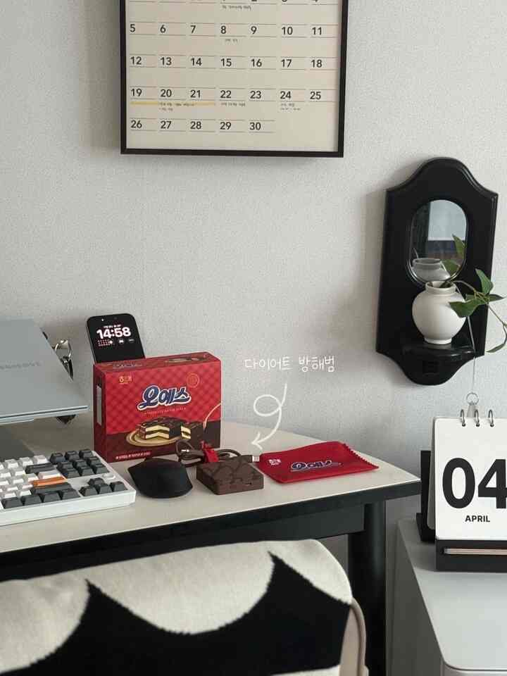 #미니덕트 #보조배터리 #오예스 #데스크테리어 #반원테이블 #반원형테이블 #데스크테리어 #블루투스키보드 #핸드폰거치대 #달력 #벽걸이달력  #책상꾸미기 #데스크꾸미기 #데스크소품 #맞팔 #선팔 #맞팔소통 #아이가있는집 #귀여운소품 #안방 #안방인테리어 

とてもかわいいオイエス型の補助バッテリー🤎