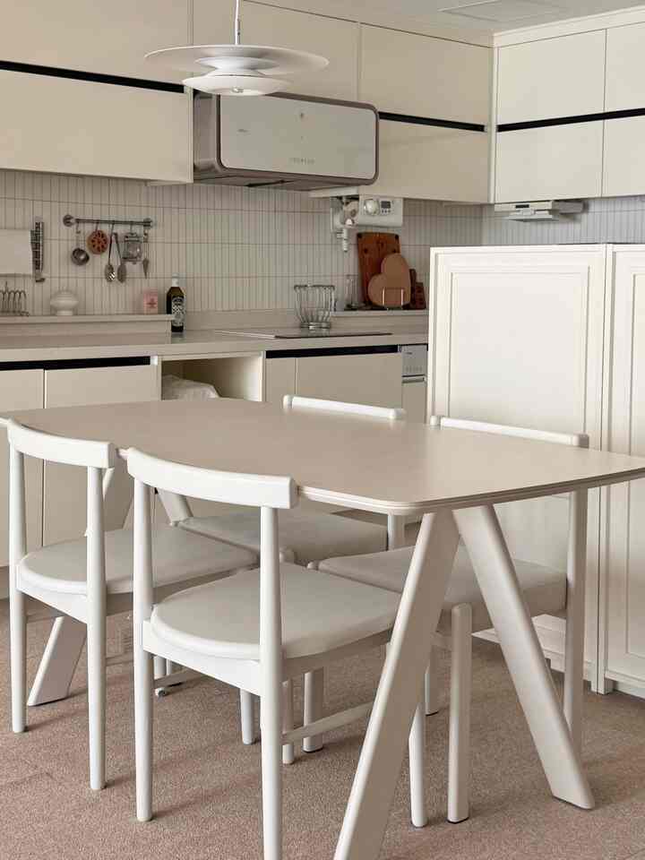 new dining table🤍
再び広々とした正方形の食卓に戻ってきた👀
私のこの気まぐれは多分いいですね…
@concept_by_laughのベラテーブルです。
クリーミーな色合いが私の家にぴったりですか？！🤍
すぐに惚れてしまいます。
頑丈でユニークな下部フレームがスタイリッシュな雰囲気をつかんで
キッチン雰囲気が一段と綺麗になったんだよ👍
今後ベラテーブルと幸せなキッチン生活を楽しみにしてください👀🤍

最近イサガルの家を見て毎日夕方のベラテーブルに座って
ラップトップをつかんでいる私ㅠㅠㅠ髪は痛いですが、テーブルがきれいで幸せ

＃コンスープ記録集 
＃エコフィルム＃タイルシート＃ホームスターグラム＃ハウススターグラム＃ホームカフェ＃ホームデコ＃セルフインテリア＃ホームインテリア＃キッチンインテリア＃キッチン装飾＃セルフシート＃セルフシートディスプレイ＃キッチン壁シート＃キッチン壁飾り＃チャーターハウスキッチン家賃＃セラミックダイニングテーブル＃セラミックテーブル＃ダイニングテーブルおすすめ＃ラフダイニングテーブル＃キッチン照明 