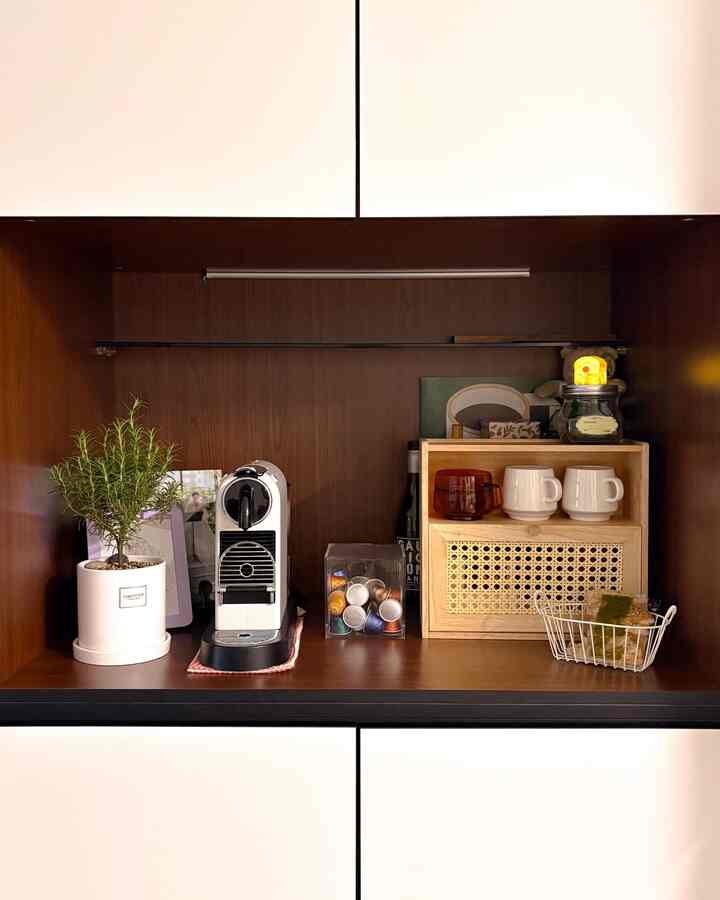 ＜私たちの家ホームカフェゾーン＞
私の家には冷蔵庫とキムチ冷蔵庫を置くことができる冷蔵庫の席が2つありました。 
キムチ冷蔵庫は必要なく、代わりに冷蔵庫を購入して入れて自分だけのホームカフェを作りました。 

カスタムメイドせずに既製の冷蔵庫もブランド冷蔵庫のカラーに合わせてよく出ましたよ！
だから異質感なく自然なムードのキッチンを作ることができました👍
ウッドが好きで冷蔵庫の中にはウッドカラーのものを選び、そこに合うラタン場と小物で飾ってくれました😘

最近はホームカフェゾンのアップグレードをして既存使用していたカヌーカプセルコーヒーマシンは送ってくれてネスプレッソカプセルコーヒーマシンに交換しました。
カヌーはコーヒーの量は多かったが、私にとってはコーヒーの香りと味はネスプレッソがより良かったです。
マシンデザインもレトロでウッドホームカフェ場とよく合うようです。

隣にはラタン収納場を置いてカップと栄養剤を保管しています。
おやつの距離をバスケットに入れておきながら、簡単に食べられますか？ 






＃冷蔵故障よく書く＃私のお金の耐性＃サリムサル＃収納の達人
＃全国内自慢#ラタン収納場 #ホームカフェゾン 