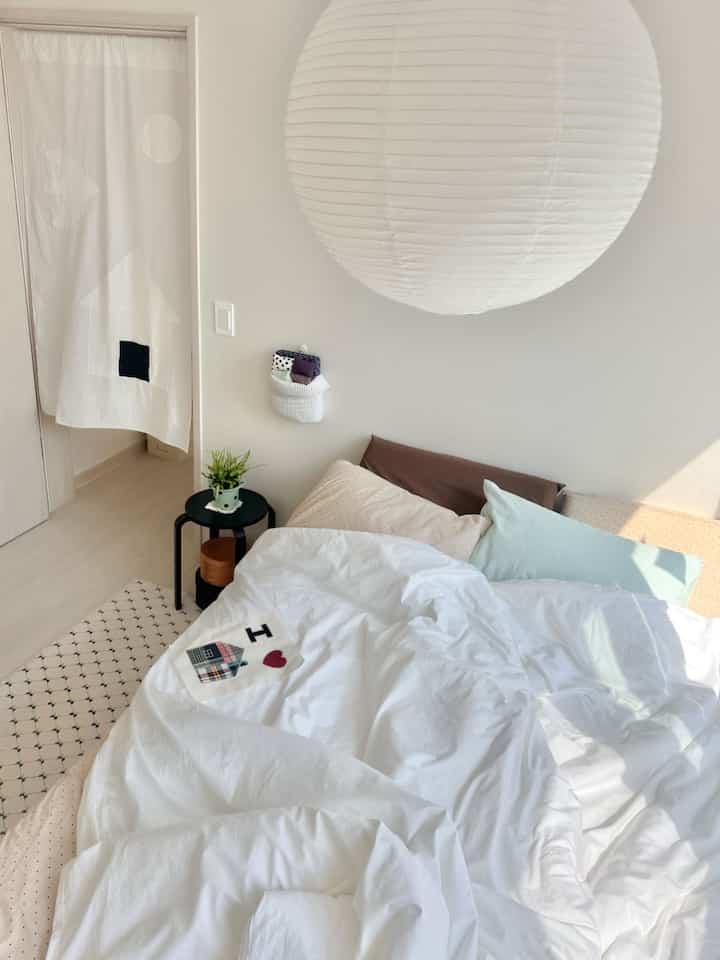 先延ばしの寝室のドアに隠しカーテンを取り付けてくれました🤍
謙遜兼士枕カバーまでポイントに変えてくれたら寝室の雰囲気が一気に近づいたことがありますよね？ (*´◡｀*)
大きな家具を変えるのは負担ですが、こんなに小さなファブリック小物一つで家のムードが変わるのがまさに賢明な消費ではないかと思います！みんな春の消費は何ですか？


＃コンスープ記録集＃賢明な消費
＃寝室のインテリア＃デイリーホーム＃感性インテリア