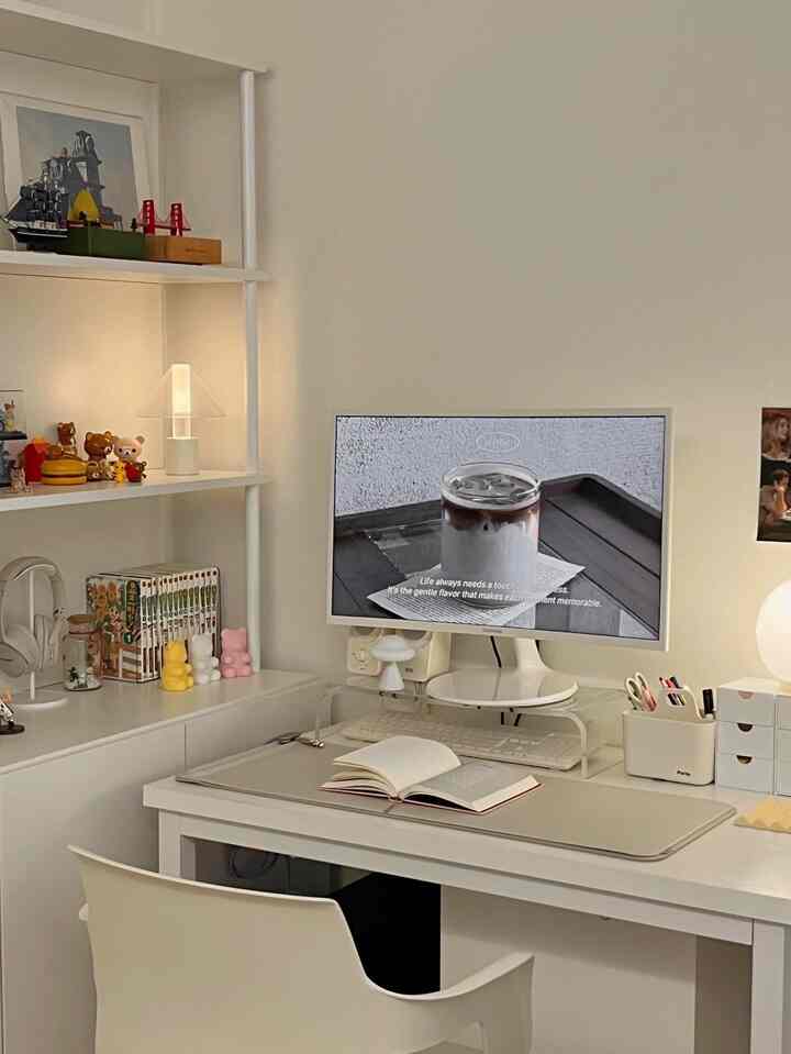 #デスクセットアップ #コンスープ記録集

小さな机ですが、必要なものがすべてある私のワークスペース。 
好きなホワイトトーンでアイテムを合わせて、モニター台は開放感のあるように透明にしておくので、ぴったりのデスクセットアップになりました🤍
ダイソーミニ引き出しとモダンハウスポルタミニまとめは私のように狭いデスクをお使いの方に完全におすすめのデスク整理蜂蜜です。 


＃デスクテリア 