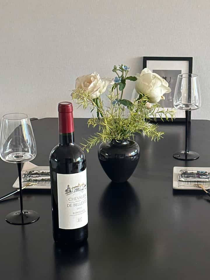 ＃コンスープ記録集 

私たちの家のブラックテムを紹介します🖤 
▪️ずっしりした感じのブラックテーブル！正方形なら少し硬く見えるかもしれませんが、半円テーブルなので黒ですが、柔らかく見えて暖かく見えます☺️
▪️ブラック花瓶！黒い花瓶に花を咲かせると、花がもっと引き立っていましたよ🌸
▪️ブラックステムワイングラス！ちょっと面倒なワイングラスはちょっと退屈だからブラックポイントが入ったワイングラスをピックしてみました🍷
▪️ブラックウッドフォトフレーム！黒の縁が魅力的なヨウド額縁は価格も優しくて、どこでも立てておくのはグッドですよ👍

＃キッチンインテリア＃ブラックインテリア＃キッチンブラックインテリア＃キッチン装飾＃キッチンテーブル＃ダイニングテーブルインテリア＃ブラックダイニングテーブル 