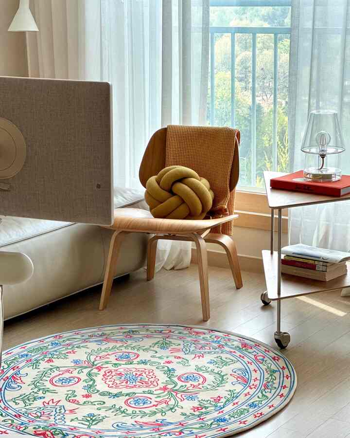 🌱4月中旬、窓の外は桜が咲き、芽がいっぱい。

最近はウォールナットのインテリアにすっぽり抜けました！
窓辺にラウンジチェアとトロリーを置いて音楽を聴いて読書。

ハーマンミラー|イムスラウンジチェア
低いラウンジチェアは小さな家で涼しく見えます。

フリッツハンセンAJトロリー
独創的な三菱形トロリー。

セイトゥシェ円形ラグ
華やかなパターンに小さくて丸く、どこにも合います。

＃ウォールナットインテリア＃ウォールナット家具＃ウォールナットテーブル＃ウォールナットチェア
＃イムスチェア＃イムスラウンジチェア＃ラウンジチェア
#プリッツハンセン #ajトロリー #トロリー #lcw
＃セイトゥシェ＃セイトゥシェラグ＃サークルラグ 
＃小さな家＃小さな家を飾る＃小さな家のインテリア
＃リビングルームの装飾＃リビングルーム＃リビングルームのインテリア＃家の装飾
＃家具の配置＃家具の配置＃家具のインテリア
＃コンスープ記録集
#家具探検