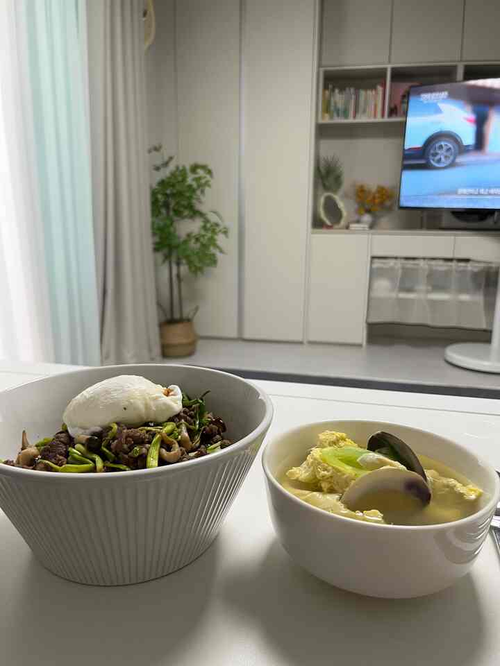 日の良い日曜日、ランチメニューは➿🌼
ユリの卵湯と
水乱をのせた焼肉    #행복주택거실 #자취방 #자취방꾸미기 #1인가구 #1인가구인테리어 #자취인테리어