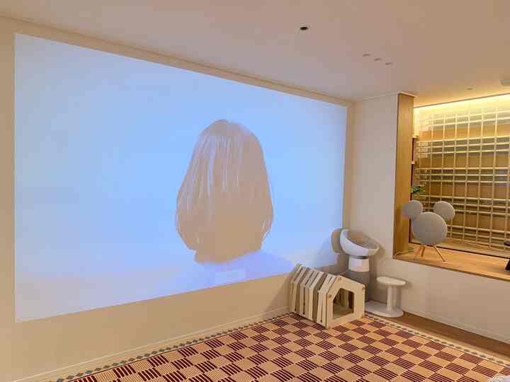 通常はリビングルームでテレビを見ていますが、
時々＃ベビーベッドに横たわってビームプロジェクトとしてYouTube
ネットフリックスを見て！
ニャンと一緒に横になっています。それは癒しではありません。

＃アイリバー＃ミッキーマウスブルートゥーススピーカー 
＃今日の家＃FTC22機＃お部屋のインテリア＃インテリア 