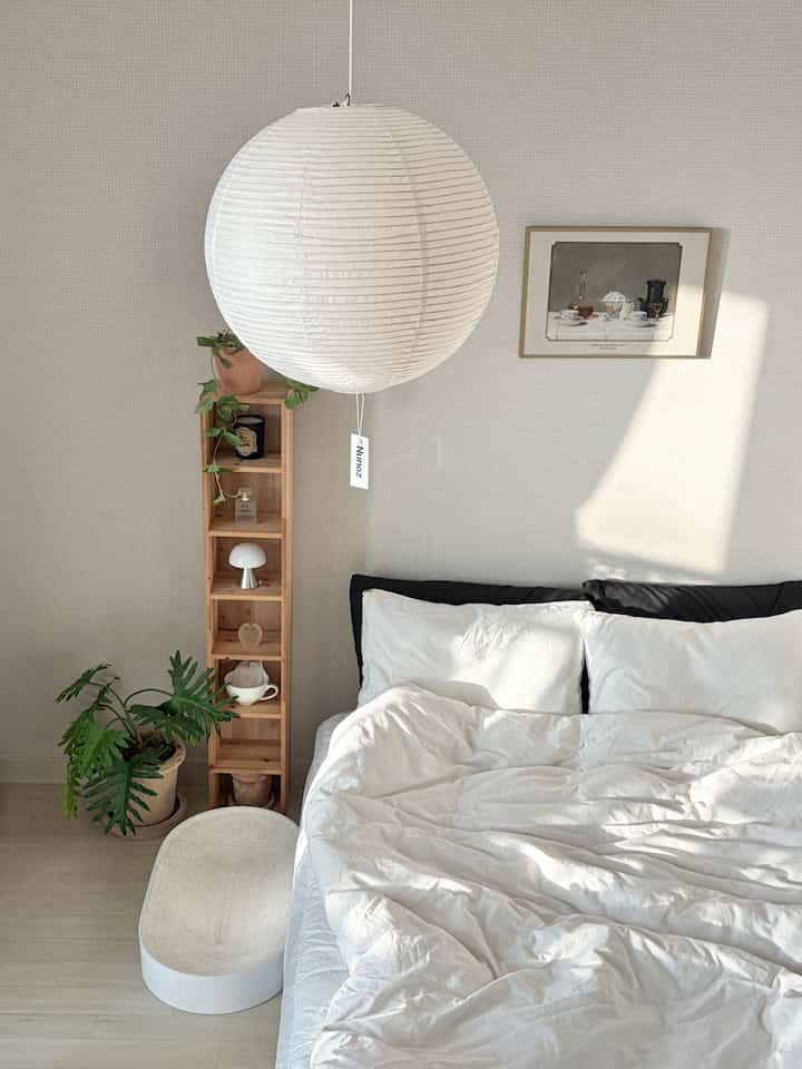 私だけではないというヌノーズ照明ついに取り付けました！
電線をつなぐかと思ってもピンであっても十分だからこっそりつけて天井に固定してくれたのに存在感ちゃんですよ🤍



＃インテリアノウハウ＃コンスープ記録集＃寝室＃寝室インテリア＃照明＃照明インテリア＃天井照明 