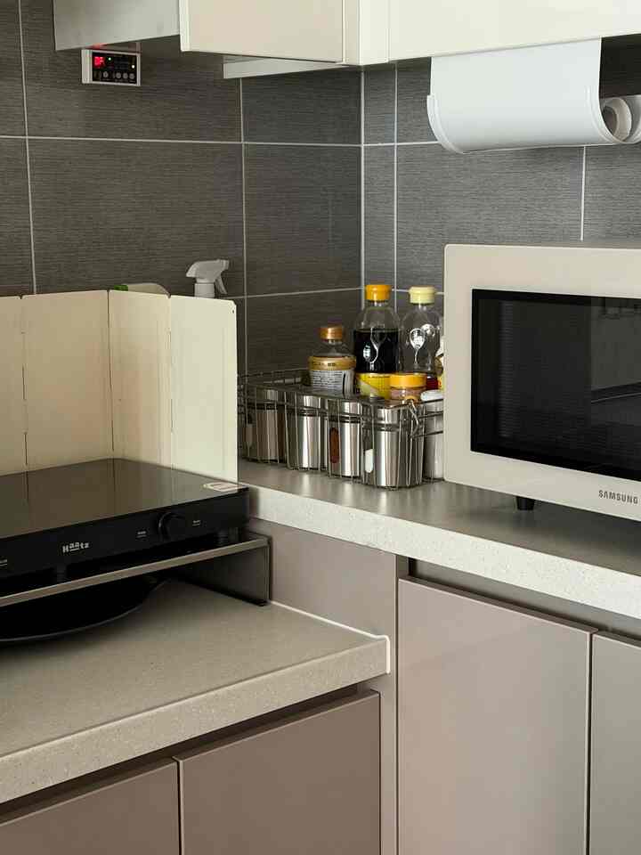 コスパ製品でまとめたキッチン👩🏻‍🍳

よく使う調味料は収納場に入れるより

目に見えるところに置くのが楽でしたよ☺️

＃キッチン用品＃キッチン収納＃新婚夫婦＃幸せな住宅