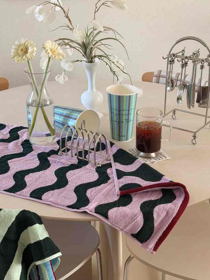 パッケージが可愛すぎて惚れてしまったタオル..👀

パッケージを見るとすぐにポップコーンが思い浮かんでいます🍿

パッケージに一度ときめく
きれいなタオルの色とパターンにもう一度ときめくいっぱい..!💓

最近バスルームを飾るのは楽しいです。
きれいなレシュタオルのおかげでバスルームに入るたびに幸せいっぱいです..🫧


＃レシュ＃タオル＃タオル＃タオルおすすめ＃バスルームインテリア＃タオル交換＃カラーインテリア＃カラーポイント＃ダイニングテーブル＃椅子＃フレーム＃カトラリー＃花瓶＃花＃モダンハウス＃タオルセット＃インテリアノウハウ＃コンスープ記録集