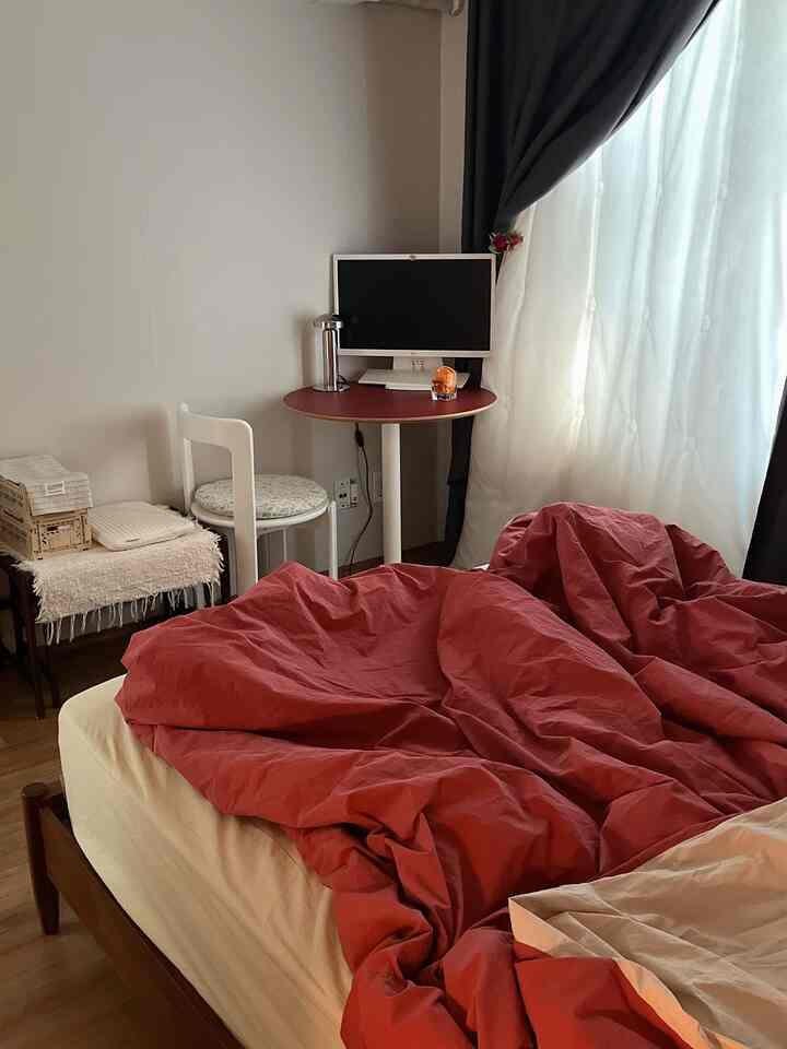 #インテリアノウハウの寝室はウッドホワイトにベディングだけ色を変えてくれる方なのにベージュにレッドポイントも居心地がいいですか😁🌺
中カーテンはプリエルのフリースカーテンですが、ポリで作って軽くて暗幕も軽くなります。月刺繍が뿅뿅子ども部屋につけてくれるのに、冬/夏の雨風も切れますが、エアコンの冷気も閉じ込めてくれていつも愛情のあるカーテンですよ🐰

＃コンスープ記録集＃レクソン＃トロリー＃ベッドコラボレーション＃アイカサ 