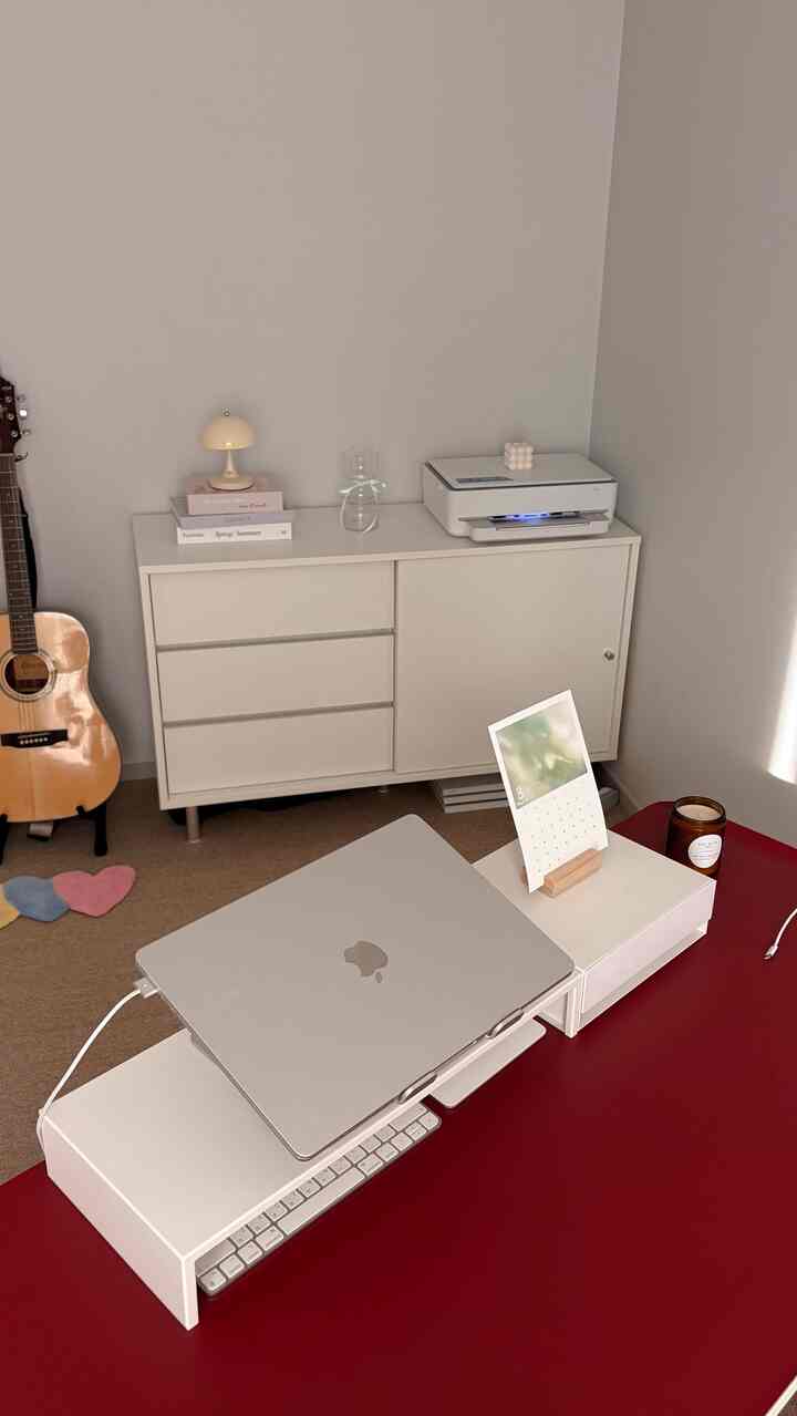 深刻な事務室、家具の再配置で「生気」を吹き込む 🍅

すっきりしたけど、なんだか分からなく空っぽに見えた事務室をいよいよ手にしました～～！
途方もない施工なしで家具の位置だけを変えて、私の好きなレッドトーンでポイントだけを与えただけなのに雰囲気大反転🥹

汗を流して再配置しましたが、溢れています。 
もっと働く風味は感じる？ 🍒ㅎㅎㅎㅎ  #방꾸미기 #인테리어 #비포애프터 #랜선집들이 #홈오피스 #사무실인테리어 #서재인테리어 #홈스타일링 #미드센추리모던  #레드인테리어 #컬러인테리어 