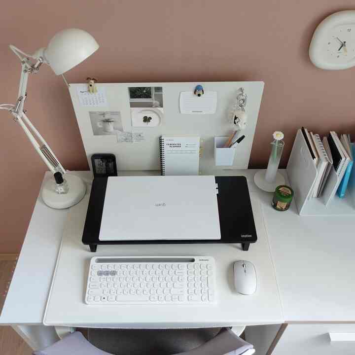 #デスクセット

デスクセットアップ用品おすすめの3種類

1. デスクパーティション
柔らかい色ですっきりとしたデザインです。
どんな小物で飾ってもよく合います。
ずっと動かない
様々なデスク小物
安定して収納できますよ。

2. モニタースタンド
首と腰が快適な高さのために
ラップトップスタンドで使用しています。
下のスペースがあるので
キーボードやマウスなどを収納するのが好きです。

3. デスクマット
きちんとしたデスクトップセットアップに使用しています。
マウス認識も可能です。
鉄製レザーマトラ安定的に
使用できることが最大の利点です。


＃小さな部屋を飾る＃部屋を飾る
＃作業室＃書道を飾る＃机を飾る
#デスクテリア #デスクテリア小物
#デスク飾り #デスク小物
#デスクテリア族 #ワッツオンマイデスク
#デスクパーティション #デスクマスク #メモ版
＃ポスターフォトフレーム＃机の照明＃IKEA照明
＃コンスープ記録集