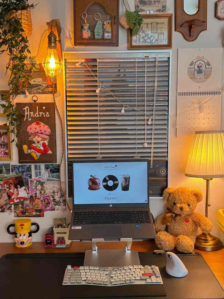 ＃デスクセットアップ＃デスクテリア＃キーボード＃ビンテージデスク
＃ウッドデスク＃壁飾り＃壁飾り＃ムードライト＃デスクマット
＃ビンテージインテリア＃デスク飾り＃デスク飾り
＃ワッツオンマイデスク 
壁いっぱいのポストカード、ポスターでいっぱい
座っているたびに視線がとどまっていました。

暖かい電球色の照明
雰囲気をやさしく包み込む感じだ。
バンムードがきれいです。

デスクマットとキーボード
その時その時変わるムードに合わせて
軽く変えてくれる方です。

ただ静かに座っていても
気分が良くなるヴィンテージムードを作ってみたかったです🤎
