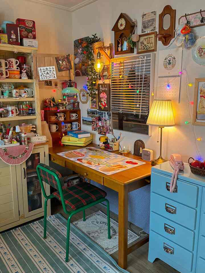 ウッドトーンとミント色が調和した小さなホームオフィス、デスクと椅子、ブラインド、レトロな装飾が配置された雰囲気のあるインテリア