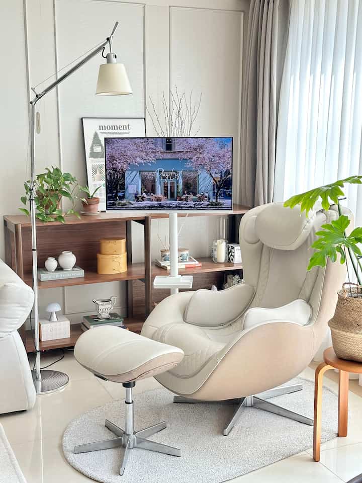 掃除後の映像できれいな花の背景を見ながら音楽が聞こえました^^   #거실인테리어 #오늘의가든  #선반장 #책장