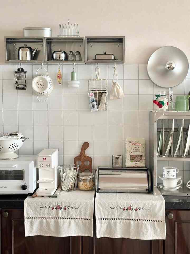 #알파룸인테리어
我が家のホームカフェ席のビポ写真を見ると本当に 
新しい空間が作られたことがわかります。
あまり機能がなかった空間でしたが、今はホームカフェです。 
アルファ空間が一つ作られました^^ #주방인테리어  #탄귀조명   #약통정리함  #스티컬타일