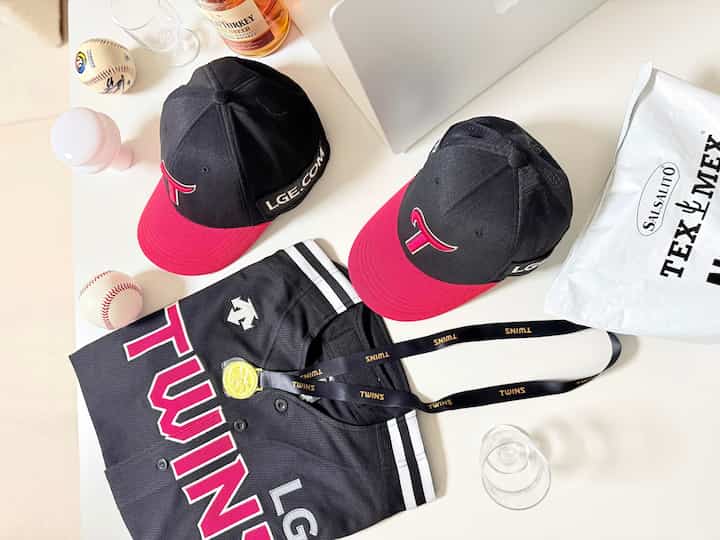 #自宅で野球を見る人
今日は家で直感する日⚾️

制服を取り出す
帽子まで書くと
すでにスタジアムの雰囲気

このように準備すると
勝利妖精になる気分ですよ😂

みんな家で見ると
準備するグッズ多いですか？

＃野球職館＃野球ファン＃LG＃エルジツインズ＃勝利妖精＃執事日常＃好みのインテリア＃カラーインテリア＃リビングキッチンインテリア＃リビングキッチン＃アパートインテリア 