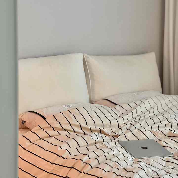 #우리집기록 #봄웜인테리어 

こんにちは！ウォニーです〜👋
みんな春のベディングを交換しましたか？ ！
ある日から私のInstagramフィードを占領しました。
ギアコ私の家の寝室まで占領してしまったプルーウェラですよ😁

私は寝具を決める際に必ず見る二つがあります。
1️⃣子犬 毛があまりつかないこと
2️⃣バスラック

プルウェは説明とレビューを見たとき  #침실인테리어 #침실스타일링 #침실스타일링