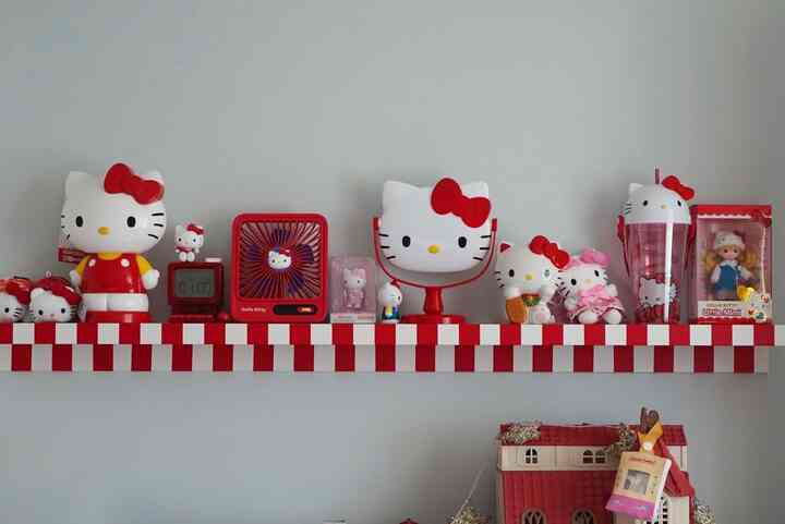 ハローキティが好き 
ママと娘の好み
子供の寝室と勉強部屋です。

IKEA棚に 
レッドシート紙にリフォーム 
一つ一つ集まるハローキティオブジェを上げて

子供学習空間では
レアロー棚に 
小さなキティアイテムがいっぱい集まってきています❤️

#ハローキティ
#キッチン
#アイバン
#おしゃれ
#アイバンインテリア
#子供の寝室
#勉強
#小学生 
＃収集家の部屋
#イケア
#リフォーム
#レアロー
#シェルフインテリア 
