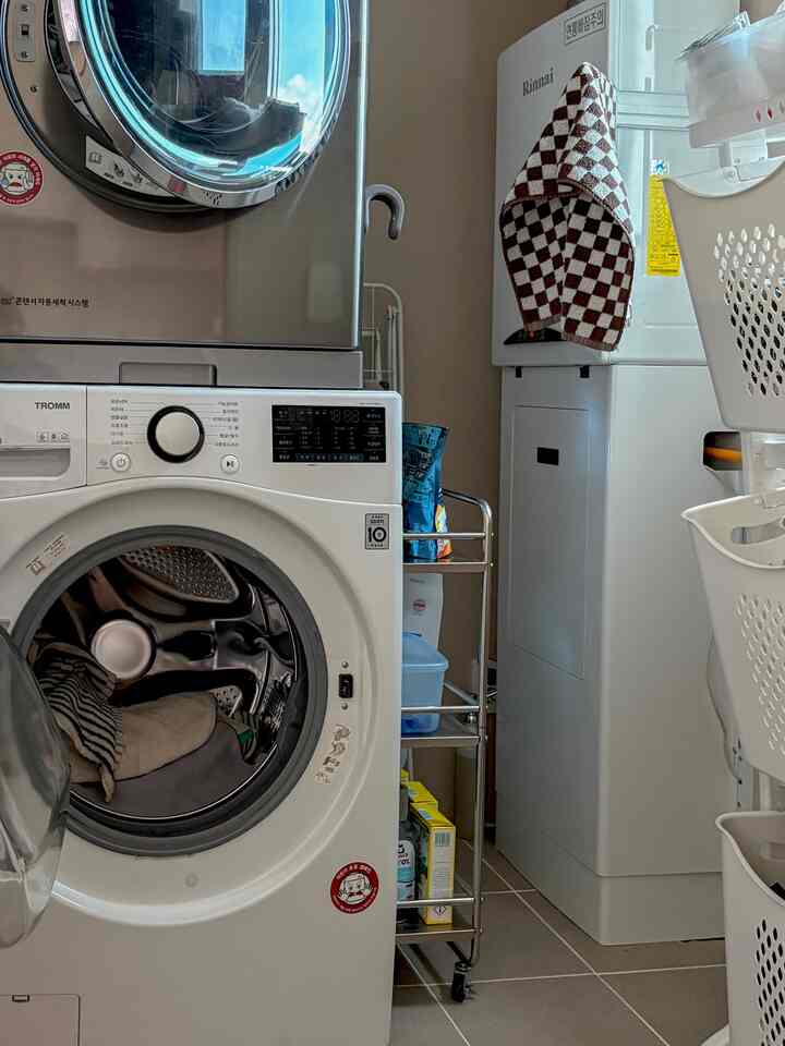 #インテリアノウハウ #ニッチ収納
洗濯機と乾燥機の横にすっぽり！入る 
トロリー洗濯洗剤と清掃用品を入れるのにぴったりです🩶 

ヨートロリーは丈夫で揺れない 
車輪も柔らかくて最高です🧺

だからダイソーマグネットタオルハンガーもとても便利です。 
ぬれたタオルを洗濯バスケットに入れてください。
あそこを歩いて乾かしたら入れればいい 👍🏻◝✩ 
なんと3段！見えたら拾ってください！ 

＃ランドリールーム＃ランドリールームインテリア＃ニッチスペースリサイクル 
