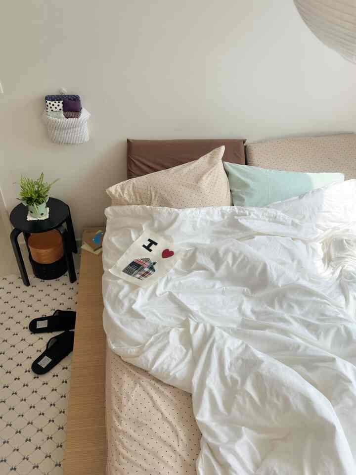 #コンスープ記録集 #インテリアノウハウ 
私の好きな色で寝具を選んだが、白色の布団が色々な色を調和させてくれると思います🤍途方もないインテリアではありませんが、同じカバーの代わりにドットパターンとパステルトーンを混ぜて退屈を和らげました◡̈ 
気分転換するにはやはり枕カバーが最高ですね！今日もみんなふわふわの一日を過ごしてください。



＃今日の家＃家屋＃ランソンハウス＃家屋ギフト＃小さな部屋飾り＃小さな家飾り＃ワンルームインテリア＃ツルームインテリア＃オフィスステル飾り＃寝室インテリア＃寝室飾り＃ホワイトウッドインテリア＃おしゃべり＃低床型ベッド＃低床型フレーム＃ミッドセンチュリーモダン＃式執事＃寝具セット＃寝具交換 
