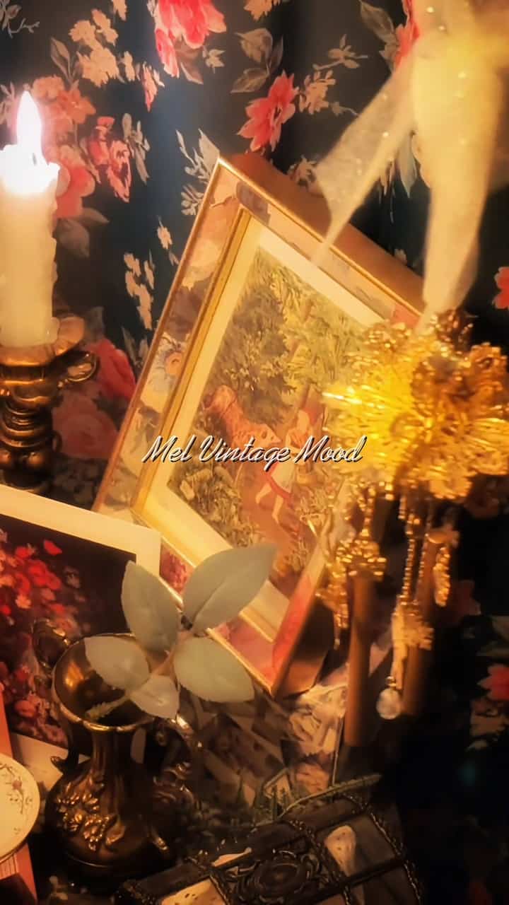 #私たちの家

時間がたまったような
穏やかなビンテージムードが大好きです🕯️

ウッド、ファブリック、アンティークの小物を加える
落ち着いて暖かい雰囲気を作りました🤍

あまりにも新しいように輝くよりも
少しは光が見えるような色味と質感が
スペースをより快適にしてくれました。

照明は穏やかなトーンに下がります
光が広がるように流れるように演出し、
小物は空にしておくより
重なりが積み重ねて深さを与えるのが好きです✨

派手ではなくても
静かに長く滞在したい空間

今の私たちの家の追求
静かで暖かいビンテージムードです🤎

＃メイド＃コミュニケーション＃メイド＃アルバム＃ビンテージインテリア＃ビンテージデスク＃アンティーク＃ナダウンスペース＃ベッドルームインテリア＃ヴィンテージ