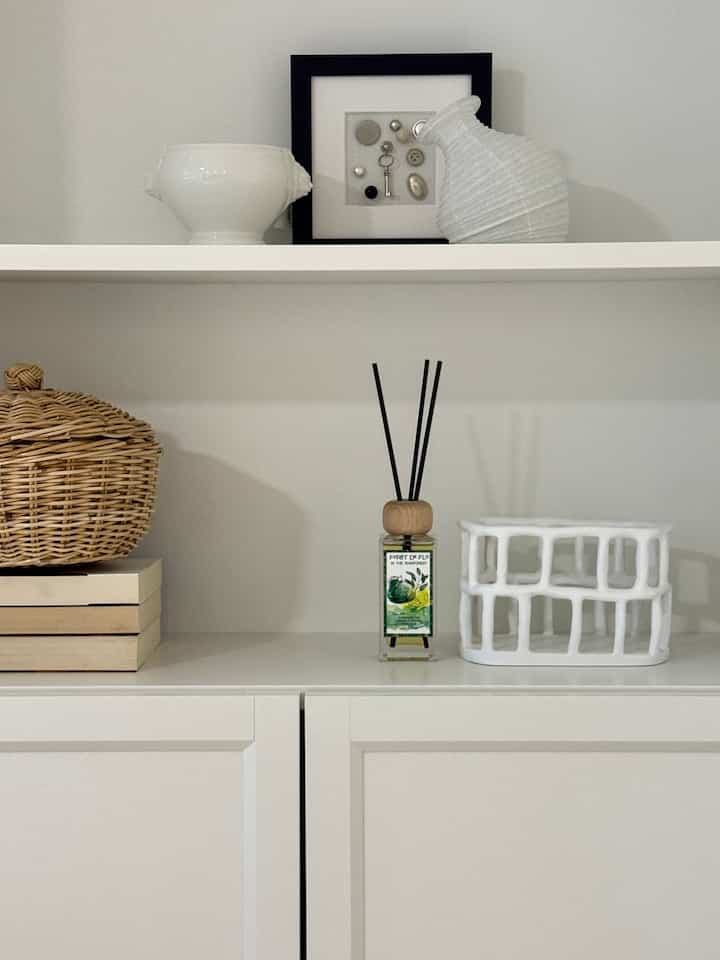 #私たちの家

私の家は
ホワイトベースのビンテージムードスプーン🤍

ファブリックの小道具にすっかり抜けて
クッションカバーやキッチンクロス、ブランケット一つだけを変えても
雰囲気がさっぱり変わるのがいいですね。

そこに調和と額縁、
ムードのある小道具で
いっぱいのスタイル

ただ飾った感じよりは
自然に積み重ねるムードが大好き

かわいいものとビンテージのものの間で
バランスのとれている

👉🏻キーワード
ホワイト/ヴィンテージ/ファブリック/ハーモニー/オブジェ

これは最近私の家の追求ミエユです🤍



#ホワイトインテリア #ビンテージインテリア
#イケアビリー #棚飾り #イケアホイールレス
＃無印良品＃艦席ボックス＃偽本＃リビングルーム
＃調和＃インテリアアクセサリー＃オブジェ＃フレーム
＃ビンテージミラー＃ムーディカーテン＃ミラージュ家具
＃原木スツール＃マーケットビーチェア＃暖炉コンソール
＃キッチンクロス＃かわいいディフューザー＃リビングを飾る

