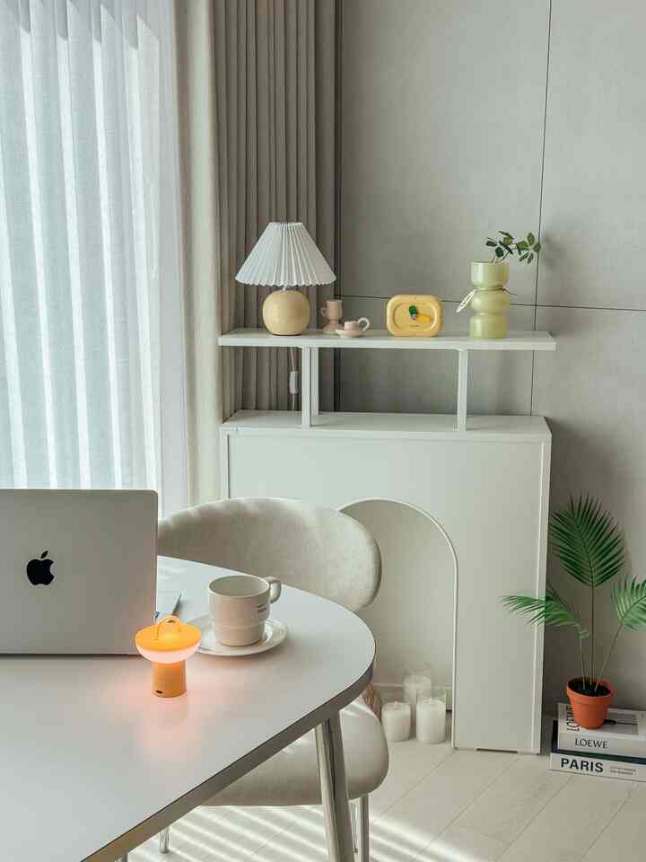 季節ごとに変わる我が家の小さな空間🤍
暖炉の上はその時、気分を込めて飾る場所です。

最近は春です。
黄色いポイントで温めたスプーン🌼💛

大きく変えなくても
小物だけを変えても雰囲気が変わるのが
この味に家を飾ると思います。

＃コンスプ記録集＃今日の私たちの家＃ホームスタイリング
＃春のインテリア＃ホワイトインテリア＃家の装飾
＃感性インテリア＃小道具スタイリング＃ホームカフェ
＃かわいいテム