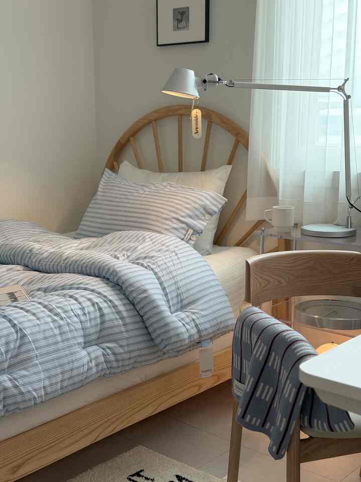 
#今日の私の家

日がどんどん暑くなって子供部屋の雰囲気を涼しく変えてあげたくて寝具を交換してみました☺️  

今回選んだのはマティラ・エブリデイデイリーストライプ寝具！  
柔らかく涼しい肌触りなので、体に触れる感じが本当に良く、サラサラした風合いのおかげで、季節に関係なくずっと使えそうです。  

縞模様のデザインだからといっても涼しく見え、さらっと豪華な雰囲気も出て部屋全体が一層スッキリとなりました✨  
国内産製品に99.9％の抗菌綿まで使用したと言うので、子供が使い勝手にももっと安心になりました。  

寝具を変えるだけですが、部屋の雰囲気も落ち着きます。
学校を終えてきた子供が大好きです！
雰囲気の切り替え兼涼しい寝具に変えるのがオススメです☺️


＃子供部屋のインテリア＃キッズルーム＃子供の飾り
＃家の装飾＃ホームスタイリング＃インテリアアクセサリー＃感性インテリア＃ホワイトインテリア＃モダンインテリア＃今日の家
＃育児アイテム＃子供の飾りのヒント＃寝具の交換 