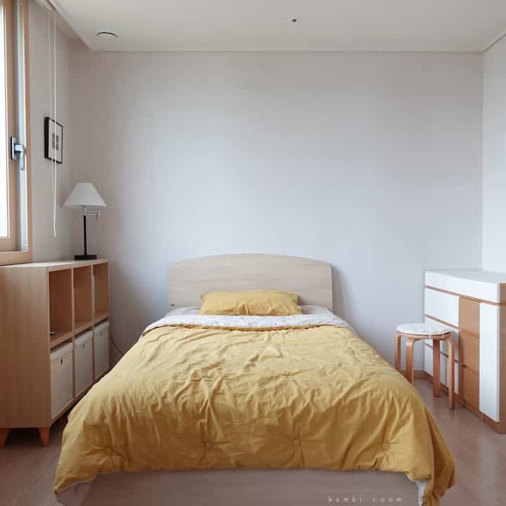 ＃私たちの家の追求＃ミニマルインテリア

私の家の追求はミニマリストです。
生きてみると物がたくさん出るしかないから
ミニマルに飾るのは簡単ではありませんでした。
だからできるだけ色をたくさん書かずに
家具の上に物をほとんど置かないようにします😊


＃小さな部屋を飾る＃部屋を飾る
＃寝室を飾る＃寝室のインテリア＃寝具
#寝室照明 #照明インテリア
＃作業室＃書道を飾る＃机を飾る
#デスクセットアップ #デスクテリア #デスクテリア小道具
#デスク飾り #デスク小物 #デスクテリア
＃ポスターフォトフレーム＃机の照明＃IKEA照明
＃コンスープ記録集