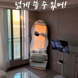 좁은 거실에 스탠딩 에어컨까지 있어서 진짜 답답하고 막막했는데,
거울로 에어컨 살짝 가려주고
답답해 보이는 건 전부 유리 소재로 바꿔줬어 🤍
화이트 소파로 밝기 살리고
티비장은 과감하게 없애고,
대신 얇은 유리 콘솔만 둬서 공간 훨씬 넓어 보이게✨
작은 거실도 충분히 시원하고 넓게 쓸 수 있다구 🫶
#취미는가구배치 #가구배치 #소형거실 #소형거실인테리어