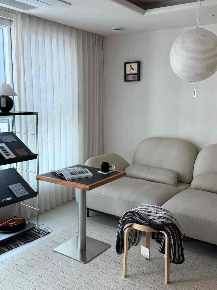 #私たちの家

ミニマルな感じを保ちたい
物を入れるときの基準を決めています。

フルベースはクリームウッドトーンに合わせて
空間が暖かく見えるようにして、
家具や小物は無彩色中心にまとめて
視覚的に複雑に見えないように気にしています。

以前よりも生活用品が少し増えましたが、
ブラックポイントで中心をつかむと
スペースが乱れて見えませんでした。

生活感は完全に隠すのではなく
トーンを合わせて自然に溶かす方へ
少しずつ方向を変えています。

まだミニマリストで落ち着いた空間が好きです。
整頓されたミニマリストを維持しようとしています。


＃今日の家＃今日の家のインテリア＃家の家＃家のインテリア＃家の装飾＃家の装飾＃家のスタイル＃ホームスタイリング＃ホームスタグラム＃インテリア＃ラン選挙＃収納整理＃感性インテリア＃ウッドインテリア＃クリームトンインテリア＃無彩色インテリア
