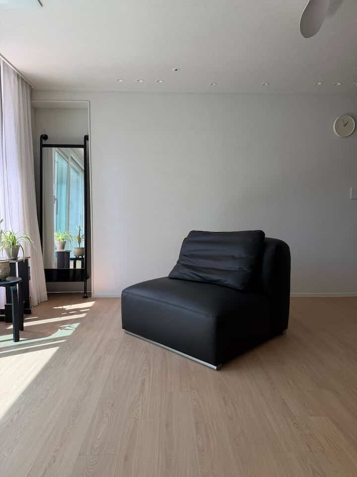 #コンスープ記録集 #インテリアノウハウ 

リビングルームのインテリアはモジュールソファであればどんな配置でも可能です🥹
本当によく使用されているジャクソンカメレオンリアンソファ🛋️

＃今日の家＃今日の家のインテリア＃今日の家の家＃家の装飾＃部屋の飾り＃ホームインテリア＃ホームスタイリング＃インテリア＃インテリア記録＃35平アパート＃35平アパートインテリア＃アパートインテリア＃アパートハウス 