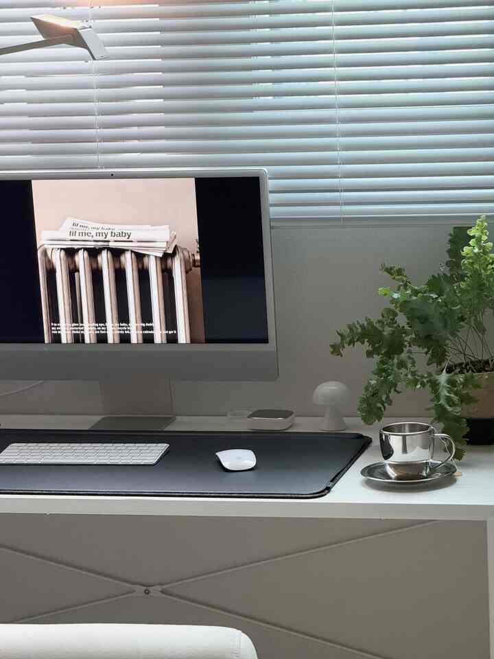 オビキデスクマットストーンカラースリムサイズもよく使っていましたが、ラージサイズブラックカラーでもう少しモダンな雰囲気に変えました:)

#コンスープ記録集 #きれいなテム最高屋2 ＃ミッドセンチュリーモダン＃パーティー＃ワンルーム飾り