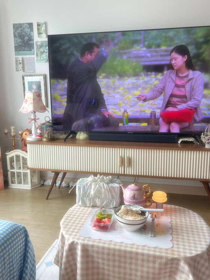 ＃コンスープ記録集＃今日の私たちの家3 

しばらく前にランチにハナとアリスという映画を見ました💛青井ゆうが出てくる青春映画なのに映像美もとてもきれいで純粋さが感じられて見るずっと気持ちが良かったです🩵 

そしてアオイユウがバレエをする場面が出てくるのにとてもきれいで惚れてしまったことがあります 😍 それをきっかけにしてバレエする映像を探し続けるよりも私もバレエ学園に通い始めました 😆 

今年の目標の中に運動を始めることがありましたが、ホームトはどんどんしなくなり、簡単ではありませんでした。 

どうやら映画をきっかけに運動を始めるようになった私の近況ですよ💚 そしていよいよ新しい携帯が来ました！さて、しばらく前の携帯電話に撮った写真を早くアップロードする必要があると思います😆💚 

お兄さん今日もお疲れ様でした！ 💜💜みんな楽しい夜の時間を過ごし、夕方もおいしくお召し上がりください 💚 

＃メイド＃メイド＃ディズニー＃ハローキティ＃リビングルーム＃キダルト＃リビングインテリア＃カラーインテリア＃ビンテージインテリア＃ダンスタンド＃照明＃ランチメニュー＃ランチダイニング＃ポスター 