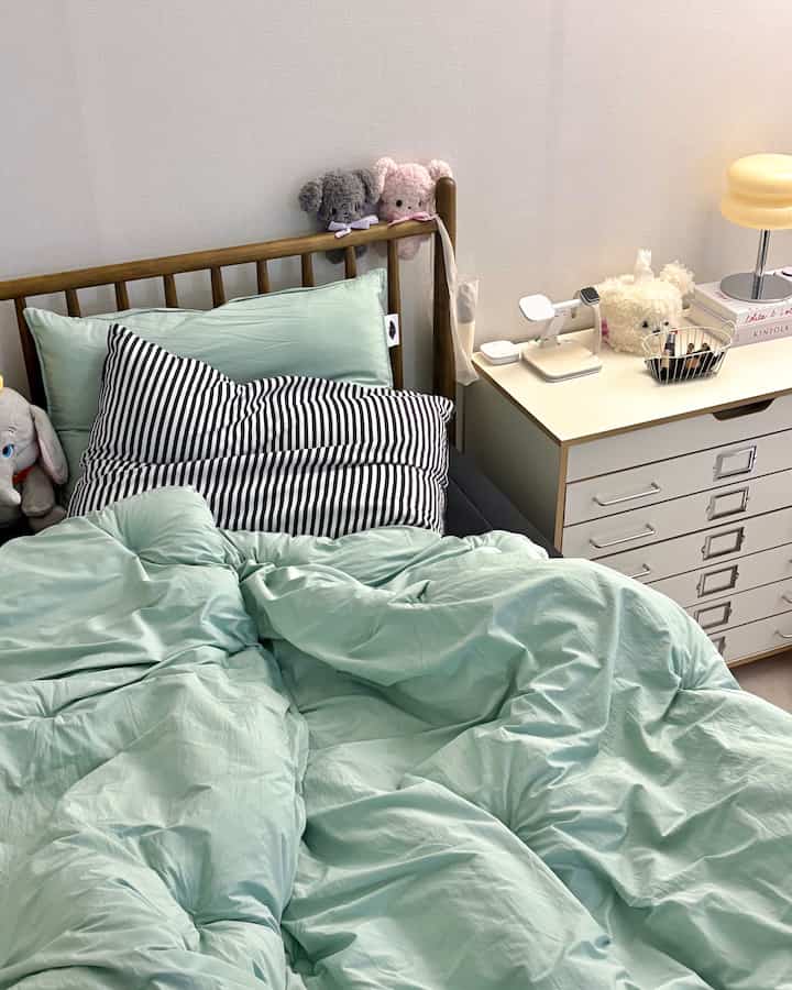 
ミント色の寝具ひとつで春の雰囲気完成🌿

整理できない感じなのに
この色のおかげで何かきれいに見えます！

最近は完璧な整理より
こんなに自然に乱れた感じがもっといいようです🛏️✨

春迎え寝具悩んでいるなら
こんな華やかなカラーを一度使ってみてください💚

⸻

＃春の寝具＃新婚旅行の装飾＃寝具のインテリア＃春のワームのインテリア
＃全国内自慢 
