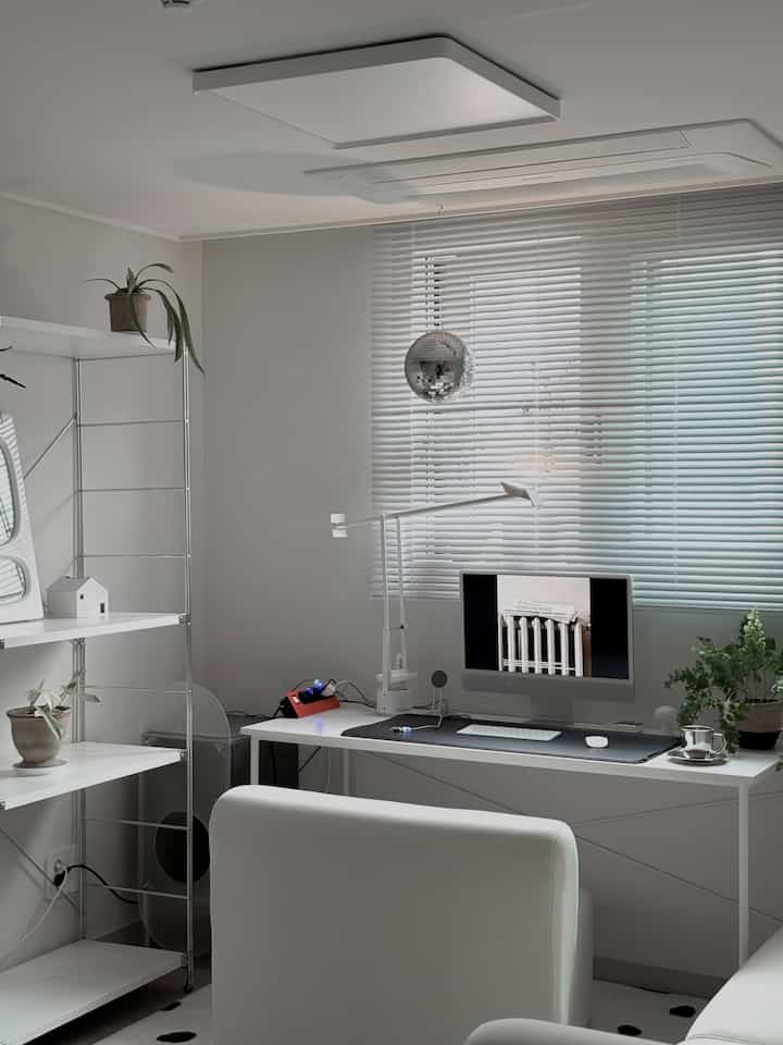 私の家デスクセットアップ
1. デスクマット
ペン、USB、リップバームなどよく使う必須のテムはツールバーにすっきり収納し、大切な書類＆ちらつきやすいノートはカバーの下にすっぽり収納して保管するので、机の上がすっきりと自体です。
各種ラインもマグネットケーブルホルダーでお好みの位置に着付けてすっきり整理ができます☺️
撥水コーティング材質なのでアイスドリンクなどを載せても乾いた布でスッピングすれば管理もしやすくなります⌨️

2. デスクフィックスマルチタップ
テーブル＆デスクでかわいいマルチタップを書くと
ずっと流れ落ちるのを、そんなにぎやかな日常ストレスなのにバナコマルチタブはテーブルにノタボールで固定をたっぷり！ミッドセンチュリーカラーもとてもきれいです♥
マルチタップだけ7本以上使う私の家、マルチタップ板が壊れているのがあまりにも見えにくいジュンジャンがおしゃれです✨

＃デスクセットアップ＃デスクテリア＃デスクマット＃仕事カット＃デスク用品＃デスク整理＃在宅勤務＃ホームオフィス＃デスク飾る＃書斎インテリア＃書斎インテリア＃ホワイトインテリア＃スペシャルクリエイター＃ミッドセンチュリーモダン＃ワンルーム飾り＃勉強部屋インテリア＃デスクテリア族＃ブラック＆ホワイトインテリア＃アルテミデ＃照明インテリア