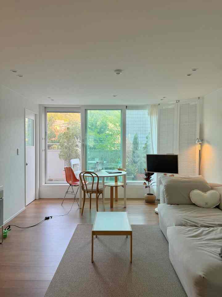 #春ワーム
＃今日の私たちの家＃コンスープ記録集 

外の風景とテラスの植物
緑緑になると気持ちがいいです。 
今日も一日中🌱🩵🩵



#今日のガーデン
＃ホクネハウス＃リビングルーム＃リビングルームInstagram＃リビングルームインテリア 
＃小さな家のインテリア＃低層アパートメント＃usmhaller 