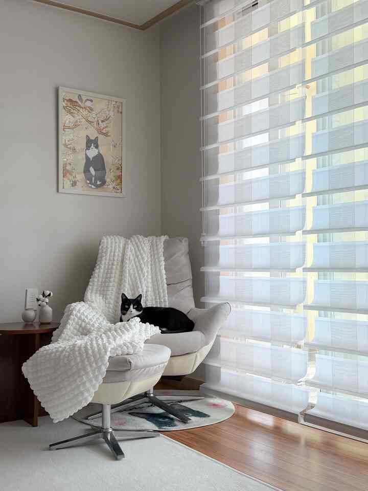 #콘수프기록집 #인테리어노하우
コーナーとコーナーが良い人のナヤナ！ヒーリングゾーンを飾る
カフェや飲食店に行くときは、まさに隅に座って
コーナーに座る人？ 
それが私です！笑
なんだか隅々にいなければ心が楽になりました。

自宅でも角を閉じない  #힐링존 #화이트우드  #한국미 #한복쉐이드 #한복쉐이드2 #한복블라인드 #블라인드 #블라인드추천  #액자 #벽꾸미기 #우드액자  #흔들의자 #스윙의자 #1인의자 