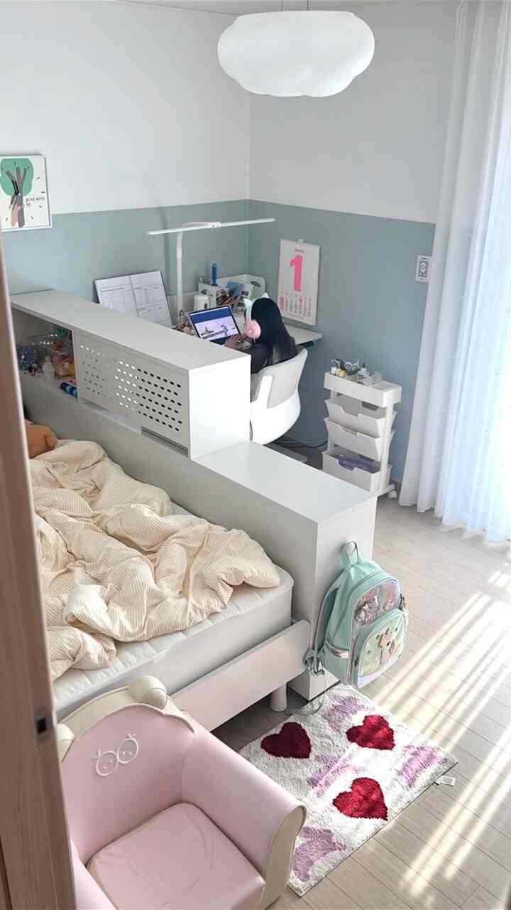 #家具探検
心配が無色に一日で独立成功してしまった、
一室メンディシリーズと一秒三姉妹は
どれが一番良かったでしょうか？

1.本棚のパーティションのおかげで、ベッドはより居心地が良くなります。 
- 本棚をベッドと机の間に置いてパーティションとして活用する 
小さな部屋でも寝る空間/勉強する空間/収納する空間を 
効率的に分けることができます。 
特に子供が好きだったのは本棚のおかげで 
ベッドの横に宝物スペースもでき、 
寝るときに光を隠してくれるので居心地がよくなって 
眠りがよく来ると言いました。 

2. 眠くなる時は起きて宿題ができてよかったです。 
- 座ったキーがすべて違うのになぜ机の高さはすべて同じでなければならないのでしょうか？ 
子供の座ったキーに合わせて、活動に合わせて高さを調節し、
アイス自ら眠くなる時は高くなって立って宿題をするから 
お母さんも子供もとても満足です！ 

3. 本棚に私が欲しいものすべて入れることができてよかったです。 
- 2000サイズのワイドな本棚には既存の本と 
子供が好きなボードゲーム、様々な文房具 
すべて収納しても席が残ります。 
以前はスペースが足りなかったので、あちこちに分けて置いた。 
一本棚に集めておくと、自分で物を整理して見つけやすくなりました。  

この狭い部屋にベッド、本棚、机を全部入れることができるか心配していました。 
一室メンディシリーズのおかげで元々こんなに大きな部屋だったのか？ 
やや広く効率的に活用している子供部屋。

安全で丈夫で流行しないモダンなデザインだから
子供が大学生になるまで 
十分長く使えそうです。


＃子供部屋飾り＃子供ベッド＃子供ベッドおすすめ＃パーティションインテリア＃パーティション本棚