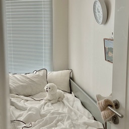 낮 온도가 20도 훌쩍 넘으니까, 땀 많은 우리 아들들 벌써부터
외투도 거부하고 등교해요😇
이러다 곧 “엄마 더워서 잠이 안 와요…” 할까봐 
방주인 없을 때 호로록 여름 이불로 교체해줬어요 ˃ ᵕ ˂
사실 시어서커는 특유의 까슬한 느낌 때문에
개인적으로 선호하지 않는 원단이었는데요,
깃든 스노우 리플 시어서커는
까슬함 없이 보송보송하고 부드러운 촉감이라
이게 진짜 시어서커 맞나 싶을 정도로 느낌이 다르더라구요✨
한쪽은 스노우 리플 시어서커, 반대쪽은 부드러운 60수 순면이라
양면으로 취향에 따라 사용할 수 있는 것도 좋았고,
얇은 일체형 이불이라 덮었을 때 가볍고 시원한 느낌이에요
감성적인 브라운 스트라이프에 크림 컬러 조합이라
시원한데 또 포근한 느낌까지 있어서
아이방 분위기랑도 너무 잘 어울리구요 🤎
대한 아토피 협회 추천 인증 제품이라 피부 예민한 둘째가 먼저 사용 중인데, 첫째도 탐내서 다른 컬러로 하나 더 주문하려구요 🤍
 ෆ 깃든_ 토비 시어서커 여름 이불ss 크림브라운
#오늘의우리집 #콘수프기록집 #아이방인테리어 #아이방침구 #아이방침대 #초등학생방 #알루미늄블라인드 #아들방꾸미기 #여름이불 #시어서커이불 #시어서커 #시원한이불 #여름준비템 #이불 #냉감이불 #아이방꾸미기 #아이방가구 #이불세트 #깃든 #깃든이불 #무타공액자걸이 #교육용시계 #여름베딩 #침실인테리어 #슈퍼싱글침대 #스트라이프침구 #스트라이프이불 #감성이불 #맞팔 #소통 