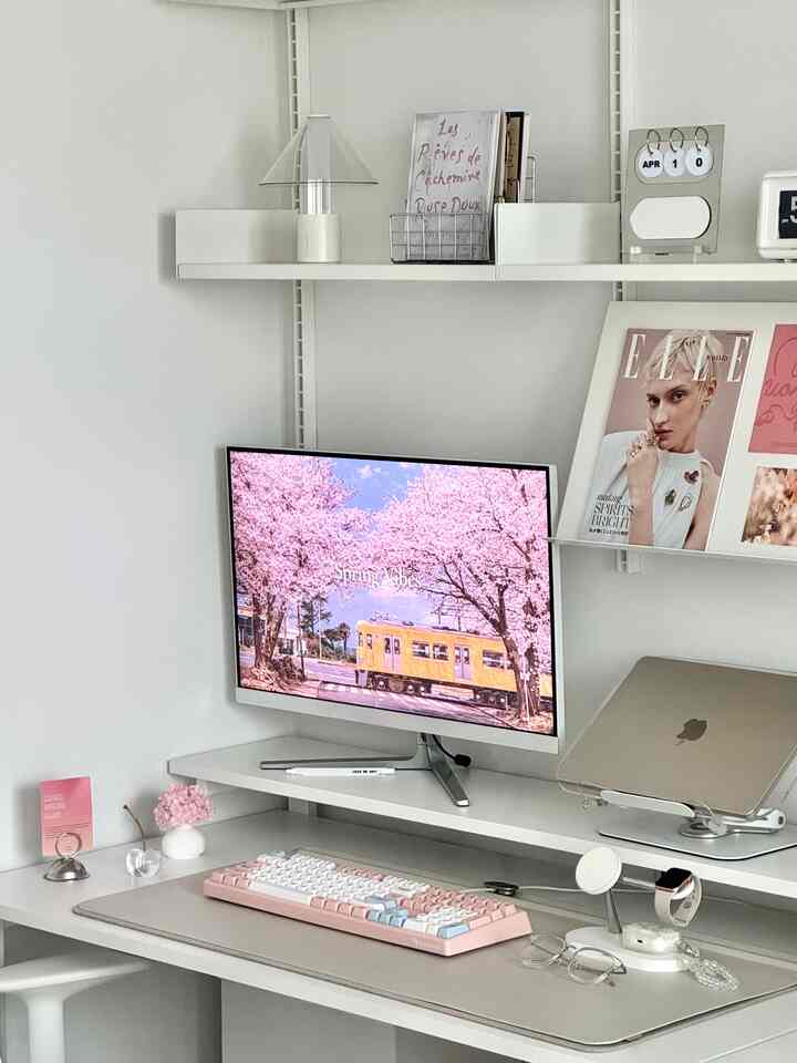 暖かく鮮やかな春の気持ち
いっぱい込んで飾ったホームオフィス🌸

素敵な桜の色
ギグスターメンブレンキーボード⌨️✨
とてもきれいではありませんか？

パステルトーンピンク、ブルー、ホワイトカラーの組み合わせで
ドングルドングルなデザインも気に入って！

カラフルなカラーのレインボームービングLEDも
きれいなので机の上に置くとデスクゾーン
雰囲気から変わる感じ👩🏻‍💻

メンブレン特有の柔らかくてムンシル感に
道角距離はキー感だから手首負担も少なく！
 音も静かで家やオフィス
どこでも気軽に使いやすいです。
 USB-C接続ですぐ使えて楽で、
2段階の高さ調節も可能で、希望の角度で
使えるのもとても良かったです！

しかもこのデザイン＋このクオリティなのに2万ウォン台って…コスパまで持ったキーボード✨

机の雰囲気を変えたい時、キーボードひとつで十分気分転換可能ですよ💕

＃コンスープ記録集＃賢い消費#ノートブックスタンド 