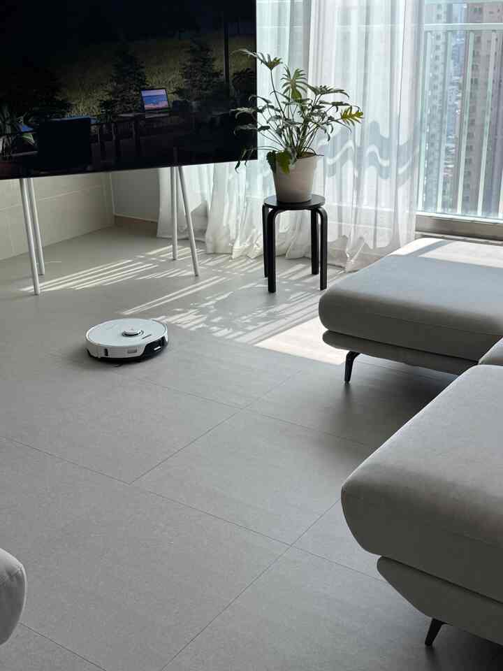 #취미는가구배치

大きな家から小さな家に来ます。
私たちの家のリビングルームは必ず必要な家具だけを置きます。
銅線まで考えた配置で、より広くて楽に書こうと努力しています。

ソファは壁側に貼ってスペースを最大限確保し、
テレビは据え置きを使って苦しくなくすっきり！
ソファがモジュラーなので多様に配置してみることができて満足です。

子供の本棚は、アイキーに合わせて片側の壁面に配置します。
自分で本を取り出して整理しやすくしました。
回転本棚はリビングの中央側に置き、子供が自由にぐるぐる回りながら本を選べるようにしました。

家具ごとに役割を分けて配置したところ、重なり合う銅線なしで自然につながり、子供遊びスペースも十分に確保され、はるかにゆったりとしたリビングルーム完成した気分です。

複雑に埋めるより、私たちの家族生活に合わせて「ちょうど必要なだけ」埋めるのがポイント！  #공간활용 #가구배치 #동선정리 #아이있는집 #책장인테리어 #회전책장 #집꾸미기 #집스타그램} #ftc23기 