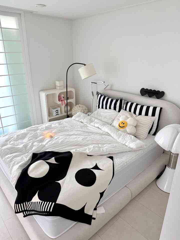 #私たちの家
明るく華やかな追求美🤍
ウォームトン+モノトーン+ミニマリスト+モダン
この4つのキーワードで完成した空間です。

白をベースに敷き
最近のブラックアイテムを追加する
退屈にバランスをとる
快適ながらもすっきりとした雰囲気を作りました。

家具や小道具はできるだけ少なくします。
必ず必要なものだけを残す代わりに、
一つ一つデザインが見えるように配置することを大切にしました。

過度の色の代わりに
ブラック＆ホワイトコントラストを活用して
すっきりしたけど、ちゃんと演出して、

照明は空間の雰囲気を左右する要素です。
スタンド照明でほのかなムードを加えてくれました。

最近はずっしりした感じでも飾ってみたいです🏡✨

#寝室のインテリア＃壁棚＃ハート棚＃収納棚＃寝室棚＃寝室収納場＃新婚寝室＃新婚寝室インテリア＃ブラックポイントインテリア 