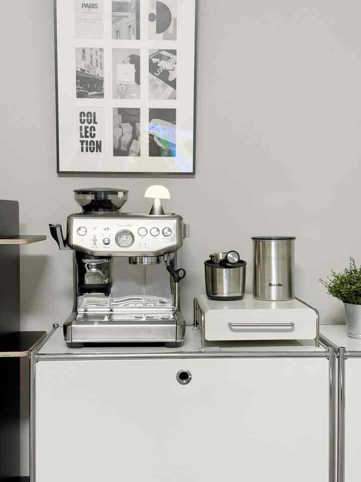 ＃かわいいテム最高です＃コンスープ記録 
最近家のあちこちに移動してよく書いています
レクソンミナSミニランプです

ホームカフェの横の棚に置いた
夕方には机の上に移動してください。
夜はベッドの横に軽くつけておくのに
線なしで使えるので、席を変えるのも本当に楽です。

光が強くなく、ほのかに広がるタイプです。
雨の日のように少し落ち着いた日でも
家の中の雰囲気を柔らかくしてくれる感じです。

キノコのようなドングルデザインです。
オンになっていないときも小さなオブジェクトのように見えます。
子供の飾りや寝室のムードなどにもよく合いますよ。

今家の月も近づいています。
こどもの日のプレゼントや母の日のプレゼントをお悩みの方にも
気軽に準備しやすいアイテムだと思います。

-オードリーネ🤍

＃照明おすすめ＃照明インテリア＃レクソンミナ＃ホームカフェゾーン飾り＃ホームカフェ照明＃ホームカフェインテリア＃書斎インテリア 