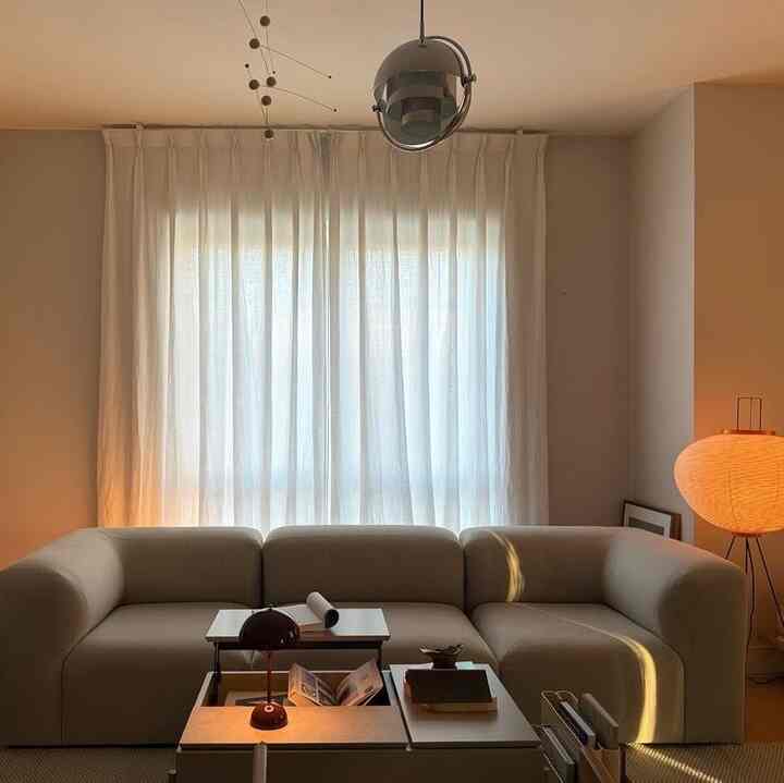 <section class="text-token-text-primary w-full focus:outline-none [--shadow-height:45px] has-data-writing-block:pointer-events-none has-data-writing-block:-mt-(--shadow-height) has-data-writing-block:pt-(--shadow-height) [&amp;:has([data-writing-block])>*]:pointer-events-auto scroll-mt-(--header-height)" dir="auto" data-turn-id="35c642cc-0488-467c-8cda-fa96f465716b" data-testid="conversation-turn-83" data-scroll-anchor="false" data-turn="user"></section><section class="text-token-text-primary w-full focus:outline-none [--shadow-height:45px] has-data-writing-block:pointer-events-none has-data-writing-block:-mt-(--shadow-height) has-data-writing-block:pt-(--shadow-height) [&amp;:has([data-writing-block])>*]:pointer-events-auto scroll-mt-[calc(var(--header-height)+min(200px,max(70px,20svh)))]" dir="auto" data-turn-id="request-691bc7fc-7ad8-8329-8c7c-d155d92ad68f-76" data-testid="conversation-turn-84" data-scroll-anchor="true" data-turn="assistant"><div class="text-base my-auto mx-auto pb-10 [--thread-content-margin:var(--thread-content-margin-xs,calc(var(--spacing)*4))] @w-sm/main:[--thread-content-margin:var(--thread-content-margin-sm,calc(var(--spacing)*6))] @w-lg/main:[--thread-content-margin:var(--thread-content-margin-lg,calc(var(--spacing)*16))] px-(--thread-content-margin)"><div class="[--thread-content-max-width:40rem] @w-lg/main:[--thread-content-max-width:48rem] mx-auto max-w-(--thread-content-max-width) flex-1 group/turn-messages focus-visible:outline-hidden relative flex w-full min-w-0 flex-col agent-turn"><div class="flex max-w-full flex-col gap-4 grow"><div data-message-author-role="assistant" data-message-id="bb843f2e-63f4-4b1f-ad53-bd75105169a9" dir="auto" data-message-model-slug="gpt-5-3" class="min-h-8 text-message relative flex w-full flex-col items-end gap-2 text-start break-words whitespace-normal outline-none keyboard-focused:focus-ring [.text-message+&amp;]:mt-1" data-turn-start-message="true" tabindex="0"><div class="flex w-full flex-col gap-1 empty:hidden"><div class="markdown prose dark:prose-invert w-full wrap-break-word light markdown-new-styling"><p data-start="0" data-end="170">柔らかな光、すっきりとしたライン、そして余計なものは一切なし☁️<br data-start="45" data-end="48">
温かみのある照明とシンプルなフォルムが心地よくバランスの取れた雰囲気を生み出す、穏やかな生活空間。<br><br></p>
<p data-start="172" data-end="192">クレジット: @Joyceemli<br><br></p>
<p data-start="194" data-end="242" data-is-last-node="" data-is-only-node="">#CalmHome #ModernLiving #MinimalStyle #SoftLight</p></div></div></div></div></div></div></section>