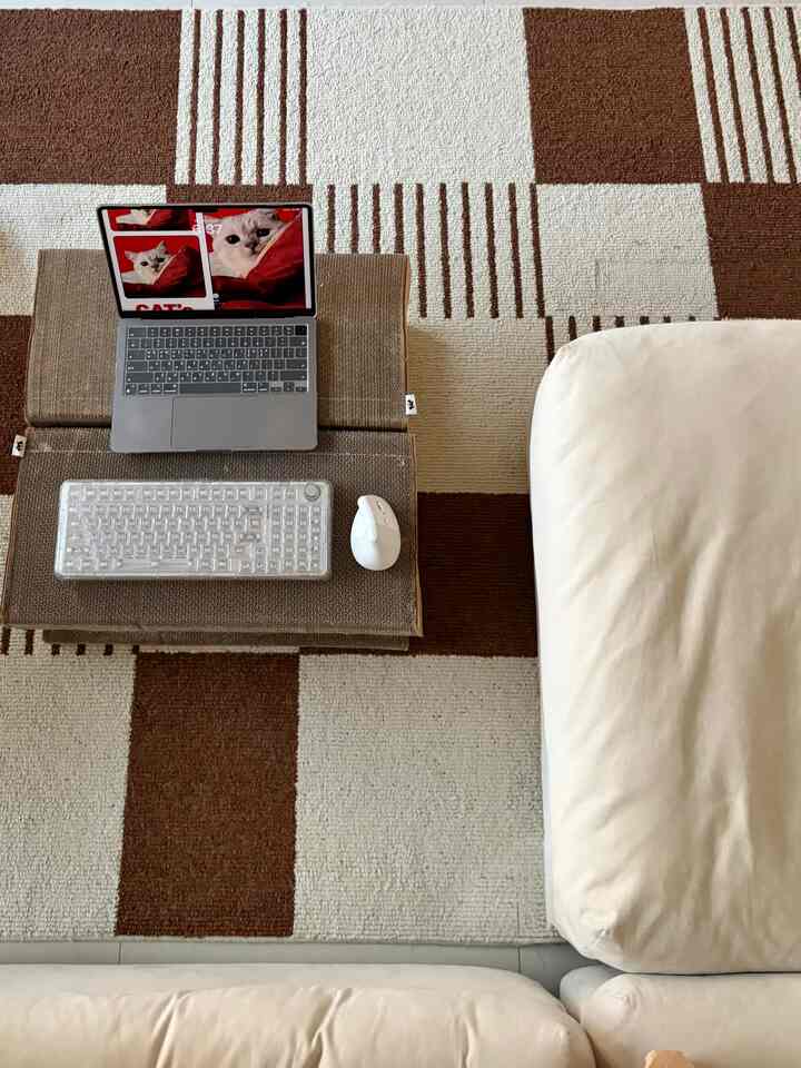 ソファテーブルの代わりにスクラッチャーテーブル^^


元々座ってテレビを見て 
私はテーブルを置いてMacBookを使いました。

テーブルが大きすぎて不便です。 
周りに遊んでいた2つのスクラッチャーを貼りました。

遠い豪華な作品のような協卓誕生

私も満足、ニャンも満足 

マウスだけが満足できません。 
スイングがうまくいかないので、パッドを1つ用意する必要があります。



＃コンスープ記録集 #今日の私たちの家＃ペットテリア＃執事インテリア＃執事＃執事リビングルーム