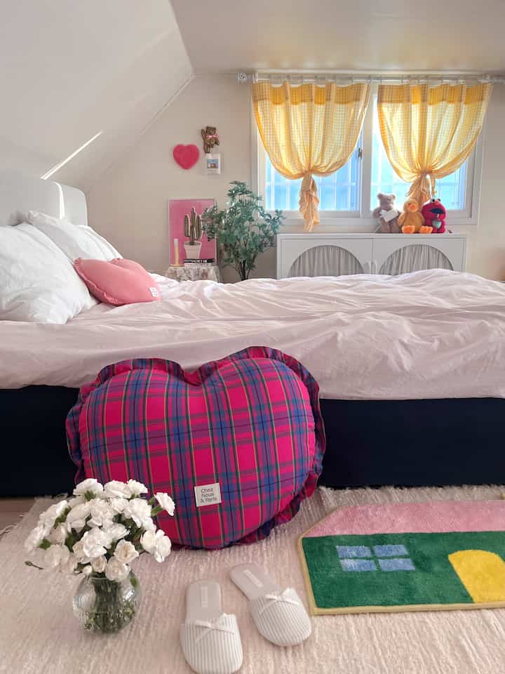 私の家で私が一番愛情を込めている二階の屋根裏部屋
写真で本当に久しぶりです🏡
シェヌアパリのフレンチムードがいっぱいのかわいいハートクッションで春のインテリアがさらに可愛くなりました🩷

シェヌアパリシグネチャーハートクッションが従来にあったサイズより大きくなり、ビッグサイズで可愛さも倍増しますよ🎀🫧

チェックパープルカラーは売り切れ人的もあっただけに、既存カラーとは違う特別さと同時にポイント周期確実なカラーなんです  #복층아파트 #복층인테리어 #다락방 #다락방꾸미기 #침실인테리어 #침구세트 #침구인테리어 #침실스타일링 #빈티지인테리어  #쉐누아파리 #선물추천 #선물추천템 #집들이선물추천 #고양이집사 #고양이가있는집 #고양이 #코지인테리어 #컬러인테리어  