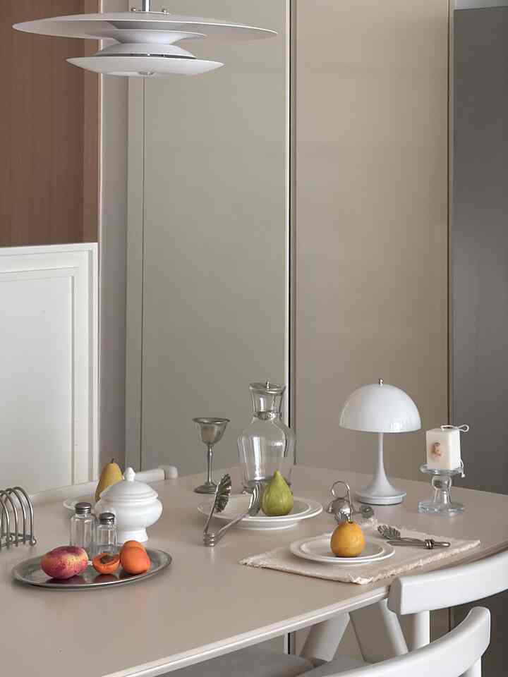 私はダイニングテーブルで食べ物の写真を撮るよりも小道具の写真を撮るのが好きです。🤍
（ヨリンだから..🤣）

＃コンスープ記録集＃家具探検生活
＃エコフィルム＃タイルシート＃ホームスターグラム＃ハウススターグラム＃ホームカフェ＃ホームデコ＃セルフインテリア＃ホームインテリア＃キッチンインテリア＃キッチン装飾＃セルフシート＃セルフシートディスプレイ＃キッチン壁シート＃キッチン壁飾り＃チャーターハウスキッチン家賃＃セラミックダイニングテーブル＃セラミックテーブル＃ダイニングテーブルおすすめ＃ラフダイニングテーブル＃キッチン照明＃大理石フルーツ