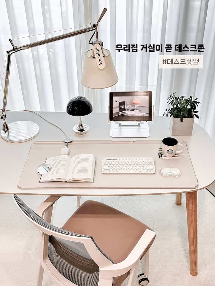#デスクセット 
「私はいません。デスクトップゾーン…だからリビングテーブルとして 
作った自分だけのデスクセットアップ🤍」

別に書斎がなくてもリビングテーブル一つで十分に集中度の高いデスクゾーンを作ることができました。没入度を高めてくれたアイテムだけを簡単に紹介してみます。

✔️オビキデスクマット

やわらかな肌触りとスッキリとしたカラー感でデスクの雰囲気を整えてくれるアイテムです。ゆったりとしたサイズなので、マウスパッドなしでも楽に使用可能で、滑り止めまでできており、作業時に安定感がいいです。視覚的にもまとめられた感じなので集中力が確実に上がります。


✔️ノルイト透明読書台

透明アクリルなので空間をさらっとさせずにすっきり調和します。高さと角度調整が可能で目の高さに合わせて使うので、首と肩の負担が減り、長時間作業するときはるかに楽になりました。


✔️ディープウォークソウル大椅子

長く座っても快適な着席感が最大のメリットです。腰を安定的に支えてくれて不便なく集中でき、リビングに置いてもぎこちないデザインなので満足度が高いです。


✔️アルテミデトロメオテーブルランプ

角度調整が自由で、必要な部分だけ正確に明らかにしてください。日中は自然光、夜は照明一つで雰囲気まで仕上げられ、デスクセットアップの完成度を高めてくれるアイテムです。


小さなアイテムのいくつかが変わっただけですが、空間はそのままなのに作業集中度が大きく変わりました。リビングでも十分に自分だけのデスクゾーン作れますよ🤍


＃デスクゾーン＃リビングルームインテリア＃ホームオフィス＃デスクテリア＃家の飾り＃デスクインテリア＃デスクデコレーション＃ホームオフィスデコレーション＃デスクチェア＃テーブル照明 