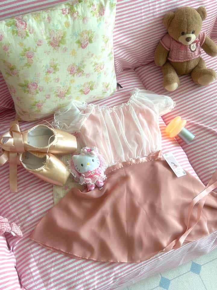 #콘수프기록집 #예쁜템최고야 1 

今日のきれいなテムは日光電球の照明とバレエですよ😆🎀 
日光電球の照明はどこにもトゥックアップしておいてもよく似合っていてとても便利に使っていますよ ❤️ 

私は昨日までバレエの2日目でした。 💛🩰ただの小道具でも大丈夫に見えませんか😆❤️  #발레코어 #거실인테리어 #소파커버 #빈티지인테리어 #엔틱인테리어 #디즈니 #헬로키티 #조명 #무선조명 #쿠션커버 